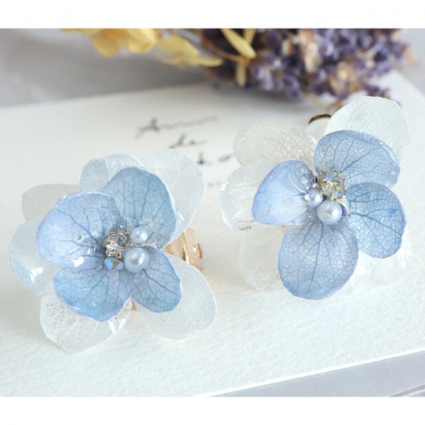 White × blue hydrangea layered earrings (white and ice blue) flower gift